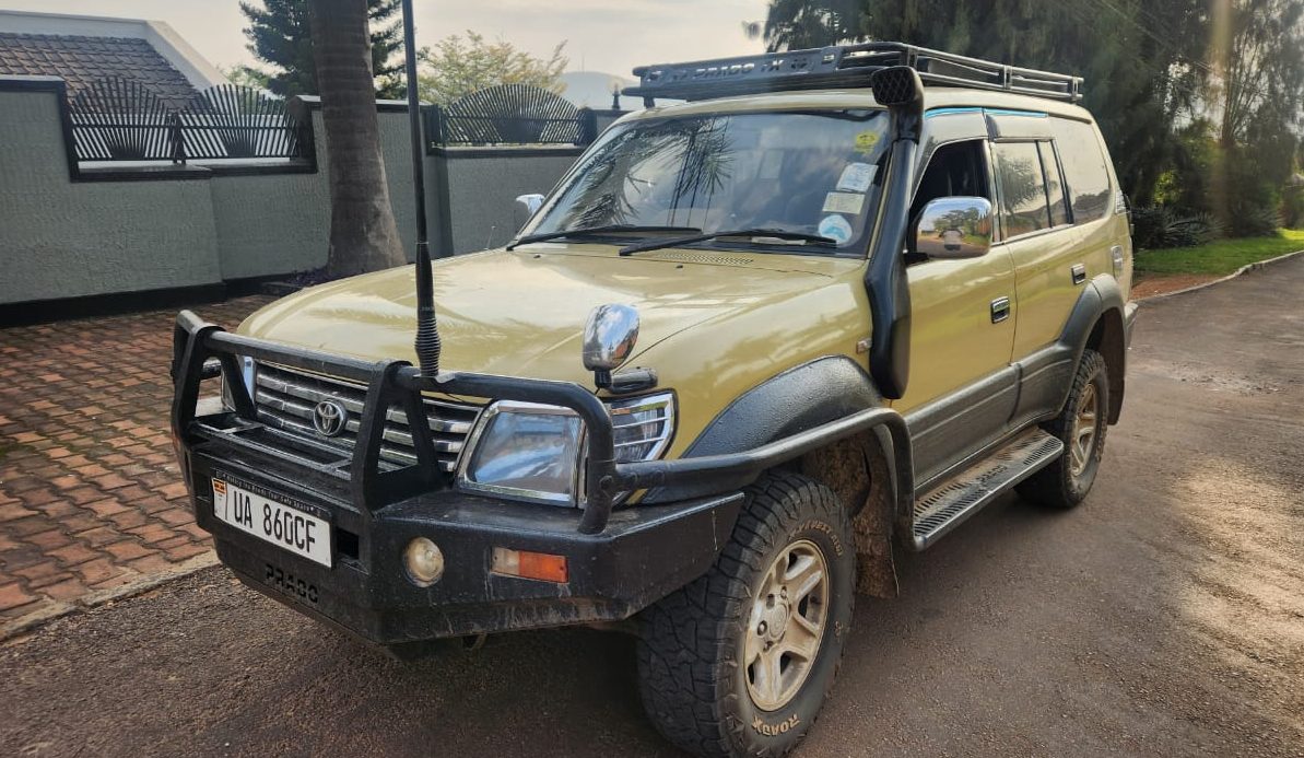 Land cruiser Pop-up roof car rental Kigali with Rent a Car Kigali. Hire 4×4 safari vehicles with pop-up roof for game drives, airport pickup, and expert support.