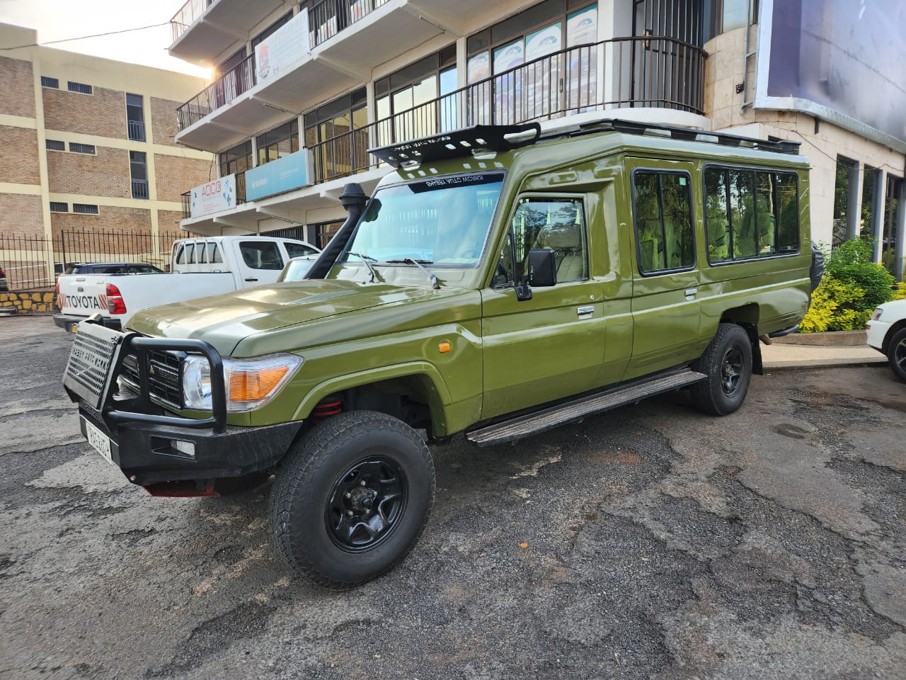 Car rental for groups in Rwanda — Land Cruiser Extended for 7+, minibus options and multi-vehicle coordination for safaris, conferences and wedding parties.